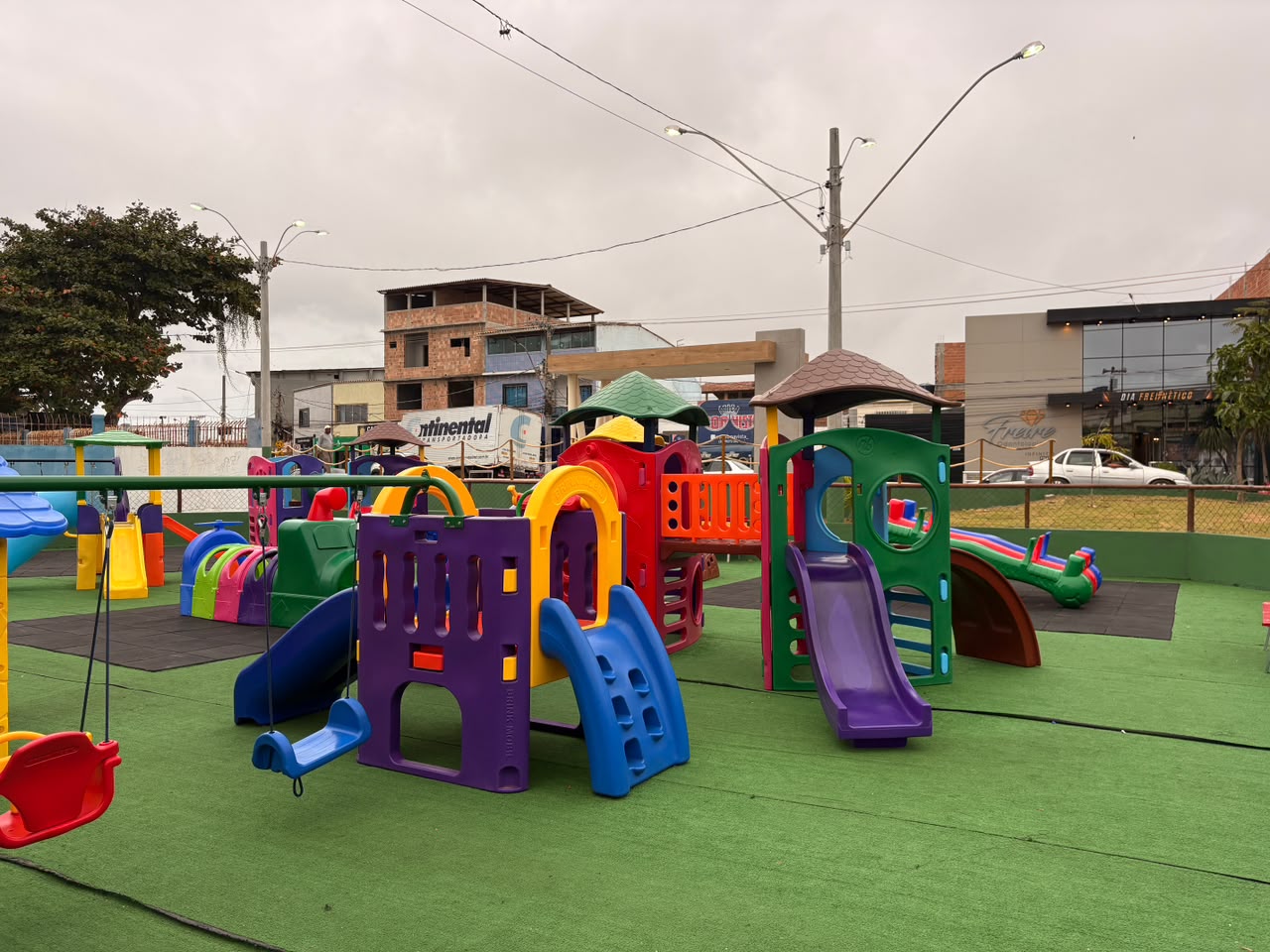 Prefeitura inaugura mais duas brinquedopraças em Marataízes 